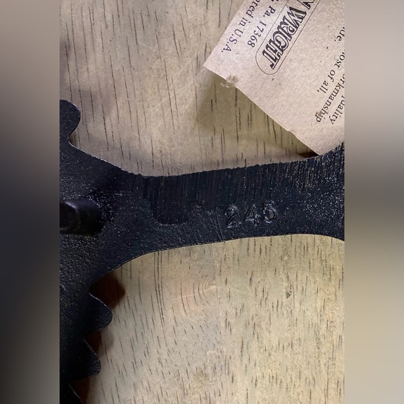 VTG 1951 John W right Painted Cast Iron Footed Trivet Dove Bird Hearts Broom NIB - Picture 2 of 7